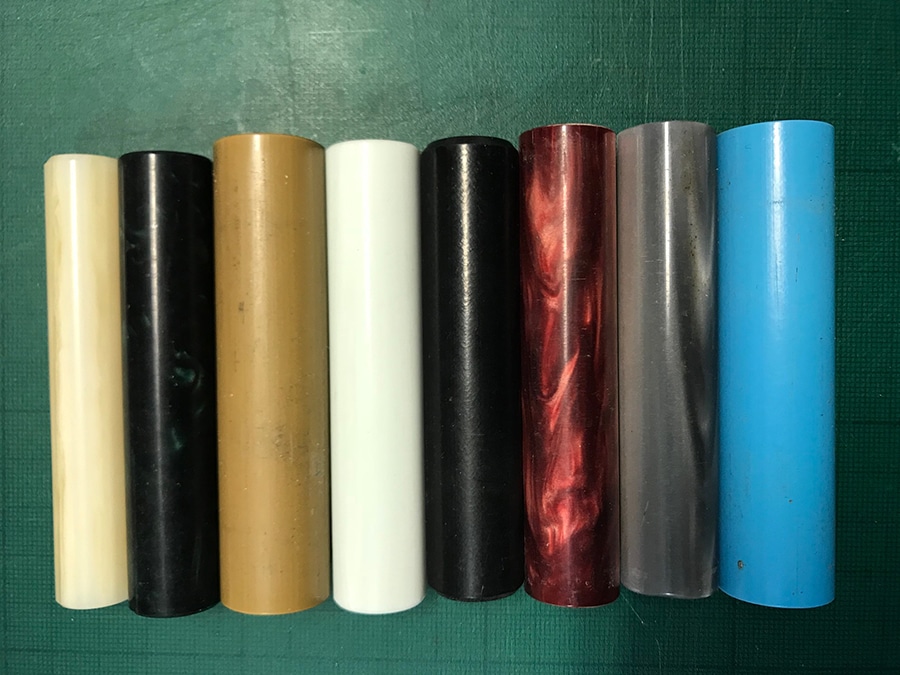 Cylindrical plastic handle and metal rod
