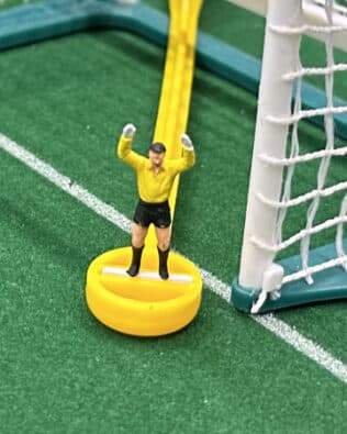 Goalkeeper with cap - Yellow/Black, figure only
