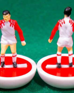 United Arab Emirates (UAE) World Cup 1990 - Team + 2 substitutes and spare keeper (SAME KIT OF THE RODDED KEEPER) in COLORED REPLICA SUBBUTEO BOX (on the cover name, figure and logo of the contained team)